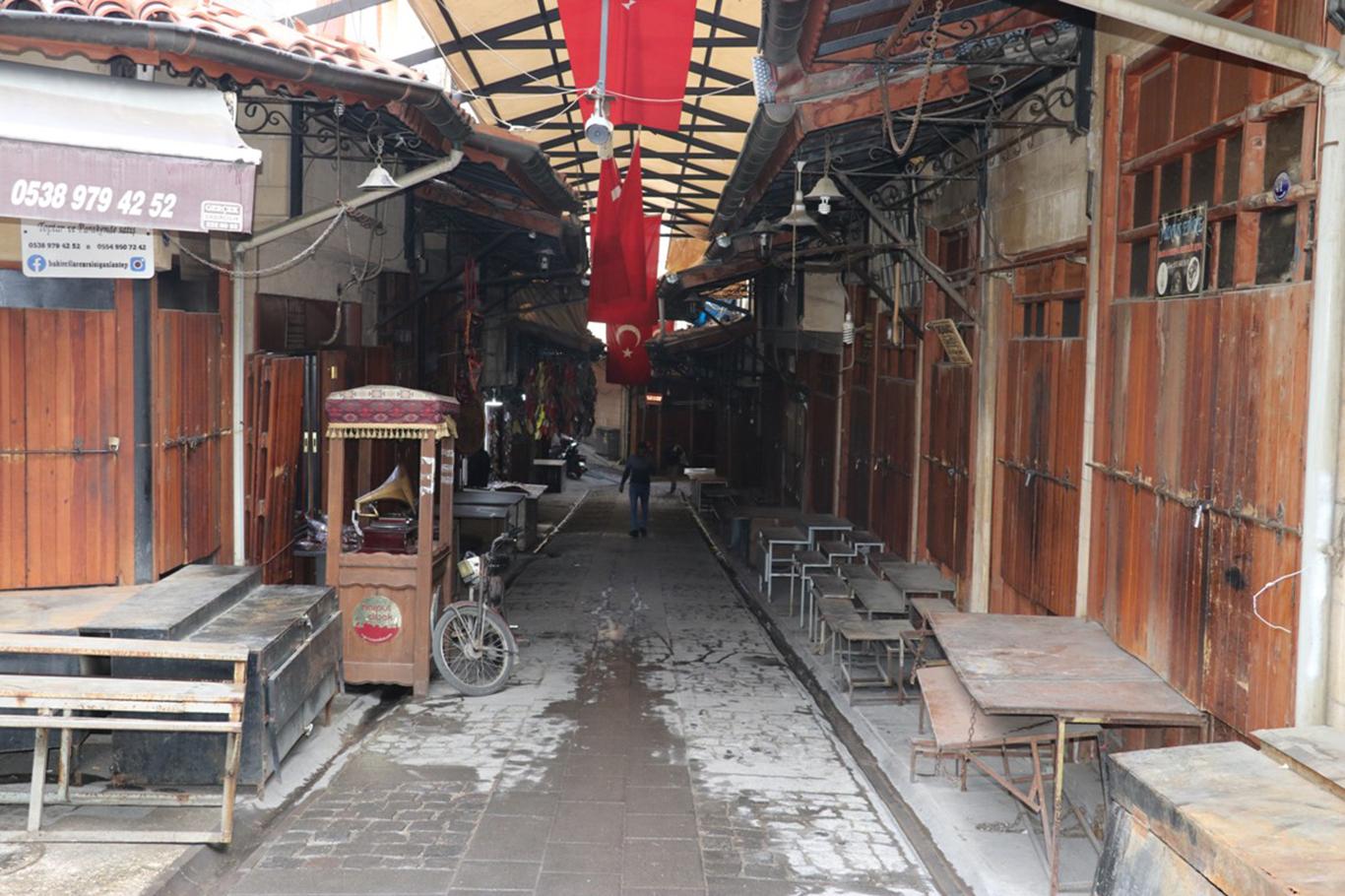 Asırlardır çekiç seslerinin susmadığı Bakırcılar Çarşısı sessizliğe büründü
